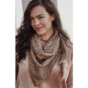 J.Jill Scarf Beautiful and Cozy Ombré Leopard‎ Jacquard Triangle Scarf